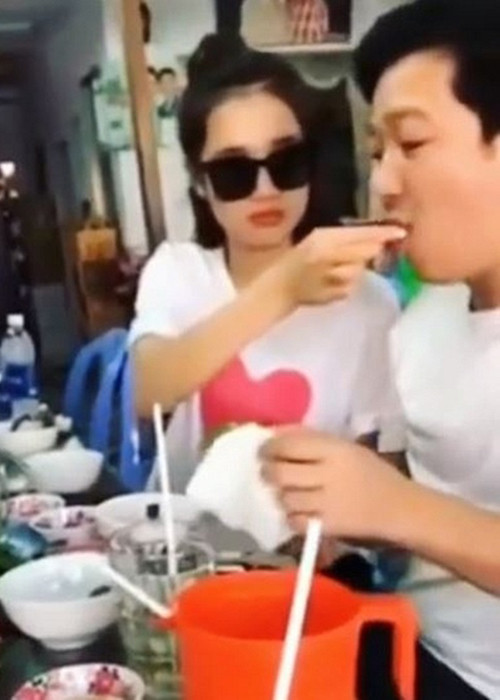 Nhã Phương thường xuyên bị bắt gặp ân cần đút đồ ăn cho Trường Giang. Ảnh: Vietnamnet
