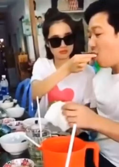 Nhã Phương thường xuyên bị bắt gặp ân cần đút đồ ăn cho Trường Giang. Ảnh: Vietnamnet