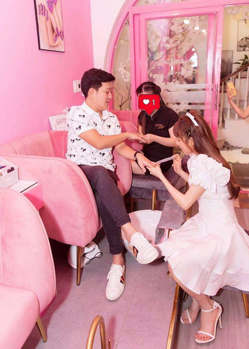 Đến mừng khai trương cửa hàng của chị gái, Nhã Phương chăm chút móng tay cho chồng. Ảnh: Thế giới trẻ