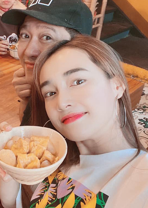 Cách đây không lâu, Nhã Phương khoe ảnh Trường Giang cùng nhân viên ăn uống. Ngay lập tức, một cư dân mạng ám chỉ cặp đôi keo kiệt. "Nhiều người thế kia mà có xíu thức ăn thì ai ăn ai đừng hả Phương?", người này viết. Lập tức, Nhã Phương thanh minh: "Xíu thức ăn đó là của chồng em ăn ké, còn nhân viên mọi người quen kiểu múc hết thức ăn vào tô, mỗi người ôm 1 tô. Ai ăn hết tới đâu múc thêm tới đó".