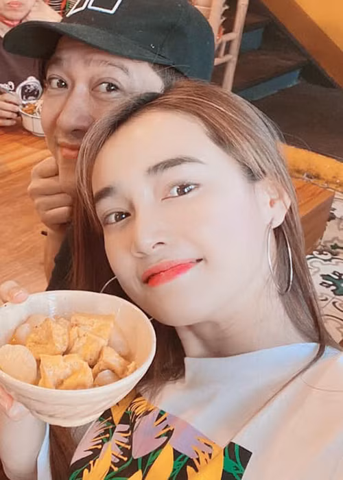 Cách đây không lâu, Nhã Phương khoe ảnh Trường Giang cùng nhân viên ăn uống. Ngay lập tức, một cư dân mạng ám chỉ cặp đôi keo kiệt. "Nhiều người thế kia mà có xíu thức ăn thì ai ăn ai đừng hả Phương?", người này viết. Lập tức, Nhã Phương thanh minh: "Xíu thức ăn đó là của chồng em ăn ké, còn nhân viên mọi người quen kiểu múc hết thức ăn vào tô, mỗi người ôm 1 tô. Ai ăn hết tới đâu múc thêm tới đó".