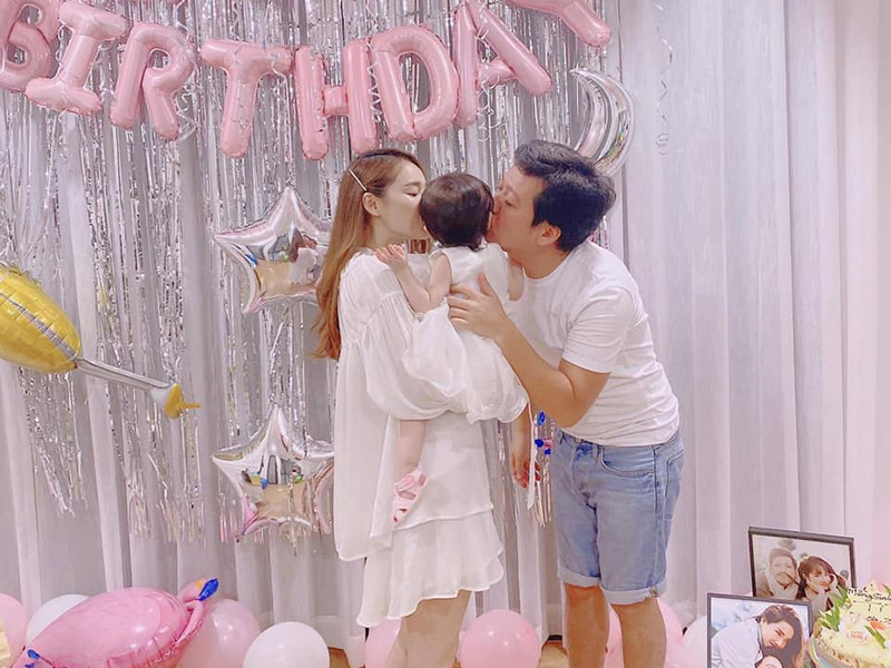 Tuy thoải mái hơn trong việc chia sẻ cuộc sống thường ngày, bí quyết giữ lửa hôn nhân nhưng Trường Giang - Nhã Phương vẫn giấu hình ảnh con gái.