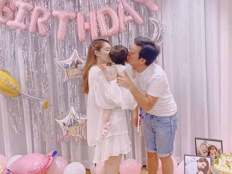 Tuy thoải mái hơn trong việc chia sẻ cuộc sống thường ngày, bí quyết giữ lửa hôn nhân nhưng Trường Giang - Nhã Phương vẫn giấu hình ảnh con gái.