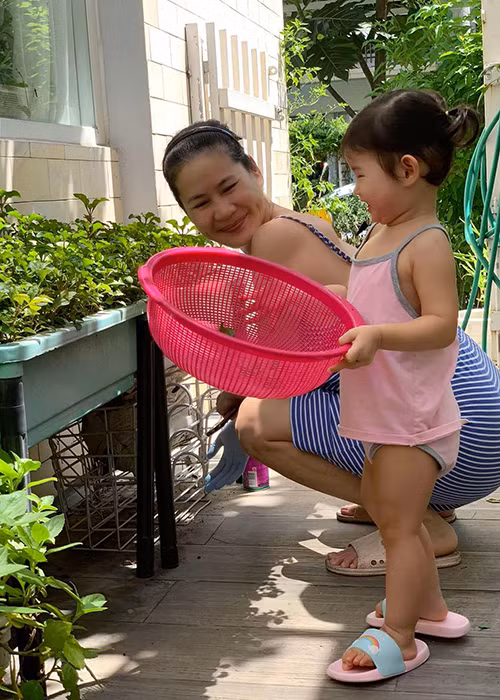 "Trước đây, tôi từng công khai danh tính cha của Duy Anh nhưng sau này tôi sẽ giữ kín. Tôi không muốn "bán đời tư" để PR cho tên tuổi của mình. Tôi cần những sản phẩm chất lượng và hay để đưa tới cho khán giả", Thân Thúy Hà chia sẻ.