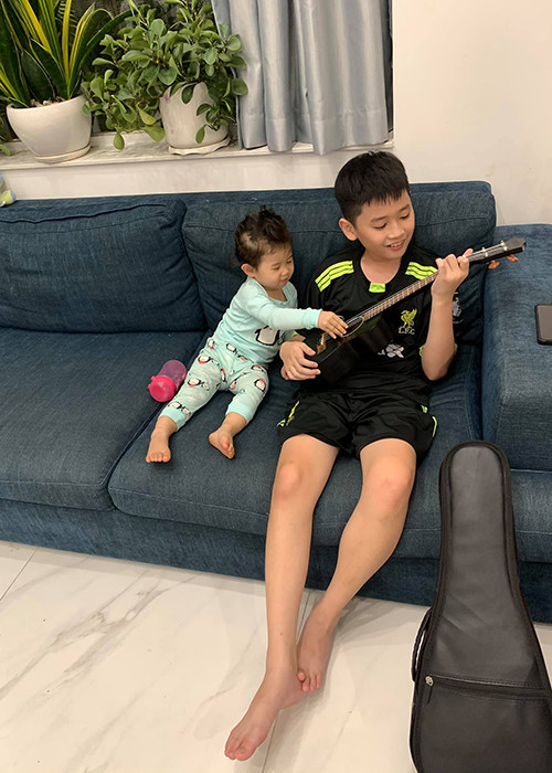 Cô nhóc quấn quýt không rời anh trai.