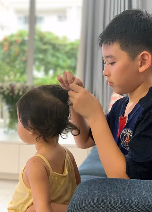 Bé Duy Anh mong muốn có em. Bởi vậy, Thân Thúy Hà sinh con gái thứ hai ở tuổi 41.