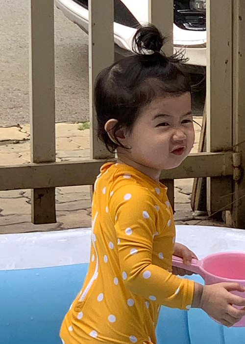 Thân Thúy Hà cho biết, con gái còn nhỏ nên quá sớm để đoán tính cách. Tuy nhiên, nữ diễn viên nhận thấy bé Hera mạnh mẽ hơn những gì mọi người thường thấy ở một bé gái.