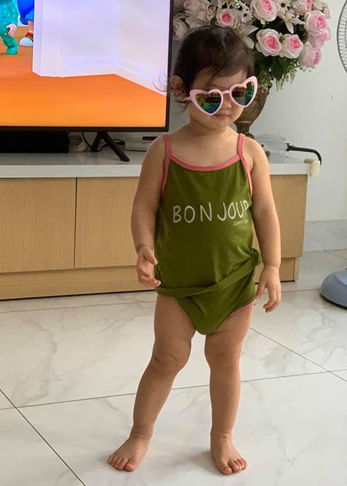  Con gái của Thân Thúy Hà có những biểu cảm và hành động vô cùng đáng yêu.