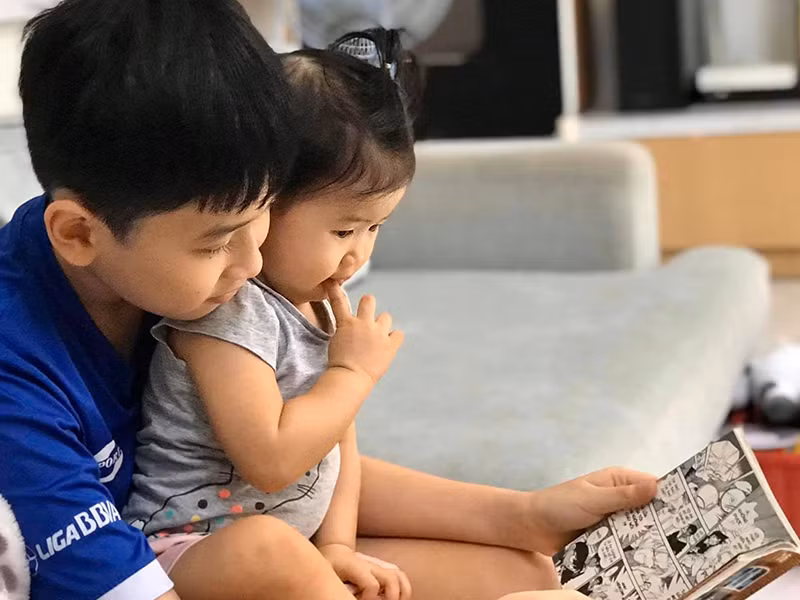 Con trai của Thân Thúy Hà rất yêu thương em gái.