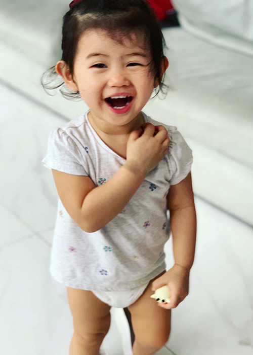 Thân Thúy Hà kể con gái không khóc mỗi khi vấp ngã, nếu không thích điều gì, bé sẽ la lên hoặc bỏ đi chỗ khác.