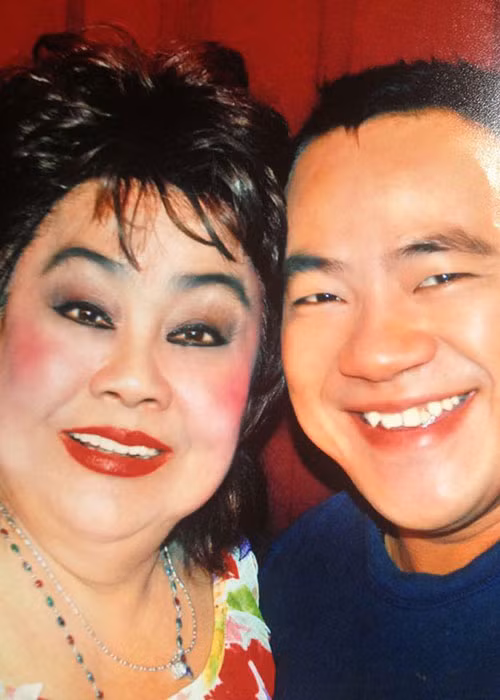 Cứ đến mùa Vu Lan báo hiếu, Hiếu Hiền lại càng nhớ người mẹ quá cố. Anh nghẹn ngào viết: "Nâng giấc nghìn thu mẹ của con. Cũng như bao đêm mỗi khi chợt tỉnh giấc thì điều đầu tiên con nhớ đến là mẹ. Và cho dù đi đến đâu với những phong cảnh, những quán ăn hay những khách sạn quen thuộc thì lúc nào mẹ cũng luôn hiện hữu bên con và nước mắt của con lại trào ra theo những ký ức ấy. Nếu thời gian có quay trở lại, con nguyện sẽ dành thật nhiều thời gian hơn để ôm mẹ, và đưa mẹ đi ăn những món mà mẹ con mình thích nha mẹ”.