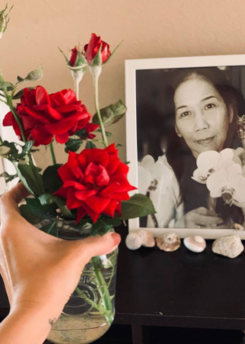 Do ở Mỹ và dịch COVID-19, Kim Hiền không thể về Việt Nam trong lúc mẹ qua đời. Đến mùa Vu Lan, cô chọn bình hoa dâng lên mẹ.