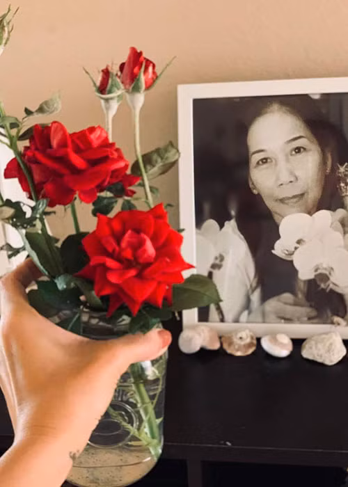 Do ở Mỹ và dịch COVID-19, Kim Hiền không thể về Việt Nam trong lúc mẹ qua đời. Đến mùa Vu Lan, cô chọn bình hoa dâng lên mẹ.