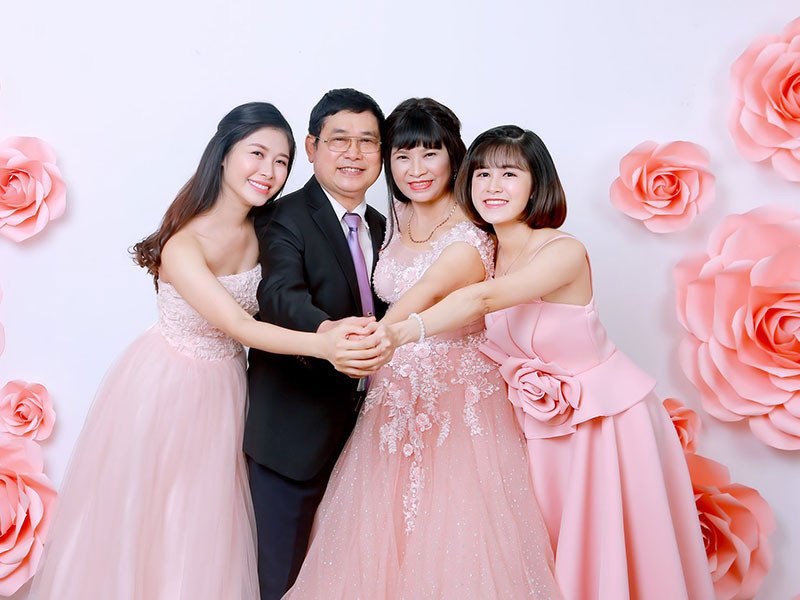 Thủy Anh - bà xã của Đăng Khôi thực hiện mong ước bấy lâu nay của bố mẹ là chụp bộ ảnh đầy đủ thành viên.