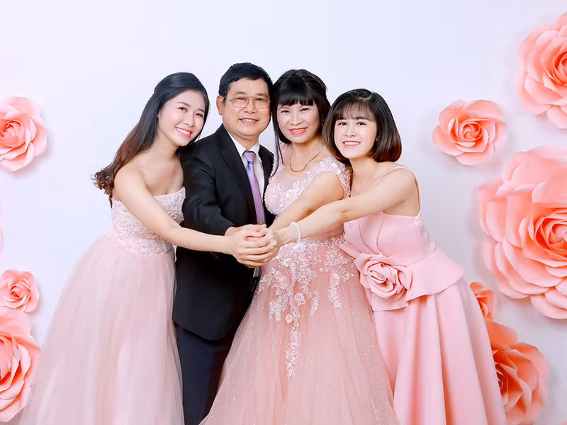 Thủy Anh - bà xã của Đăng Khôi thực hiện mong ước bấy lâu nay của bố mẹ là chụp bộ ảnh đầy đủ thành viên.