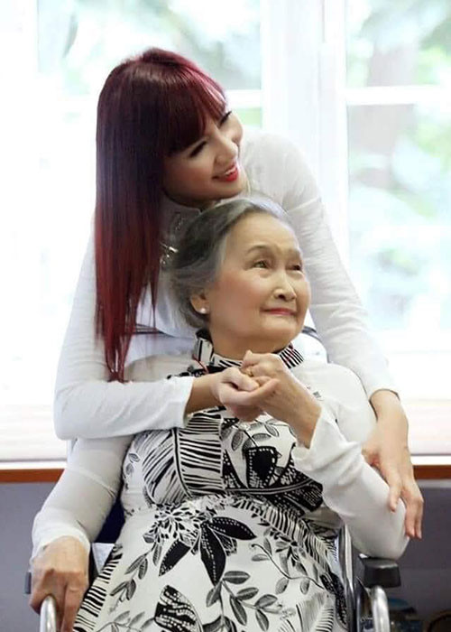 Hiền Mai nhận được món quà ý nghĩa vào lễ Vu Lan là bài thơ dành cho người mẹ vừa qua đời được phổ thành bài hát.