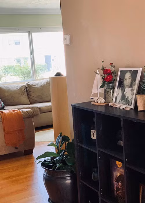 Kim Hiền còn viết tâm thư gửi mẹ: "Mẹ cười trong tấm hình mà nước mắt chảy ra không hay, rồi cơ mắt lại kiềm không cho chảy bởi mẹ sẽ không vui khi lo cho đứa con gái duy nhất của mình. Qua tâm thư này, Hiền muốn gửi lời chia sẻ cùng những bạn giống hoàn cảnh Hiền. Hãy mạnh mẽ cùng Hiền nhen. Ai may mắn còn cha mẹ, chúng ta cũng cố gắng trò chuyện dù ít thôi vì cuộc sống ai cũng bận rộn cho đời mình. Chính bản thân Hiền, giờ ấm áp có ba, có các dì và anh chị hai cạnh nên nhẹ lòng. Có thể mẹ đã gửi gắm mọi người cho Hiền trong cuộc đời này. Và mẹ sẽ vui hơn khi gặp mọi người bên kia với những người yêu thương mẹ vô vàn".