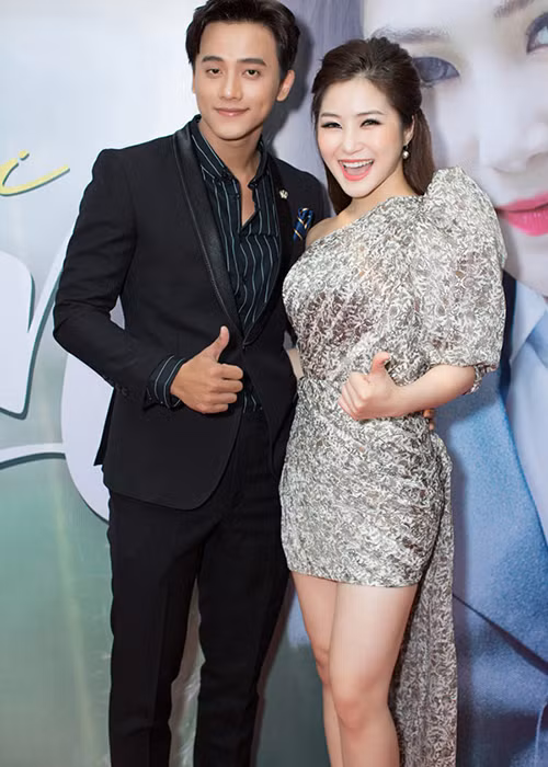 Không chỉ Phương Oanh, Hương Tràm cũng từng có mối tình ngắn ngủi. Đó là mối quan hệ giữa nữ ca sĩ và Mai Tài Phến. Cả hai tìm hiểu được 1 tháng thì dừng lại. Ảnh: Khám phá