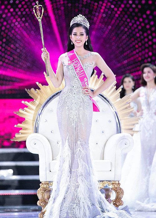 Năm 2018, Tiểu Vy được xướng tên ở ngôi vị cao nhất tại cuộc thi Hoa hậu Việt Nam khi mới 18 tuổi.