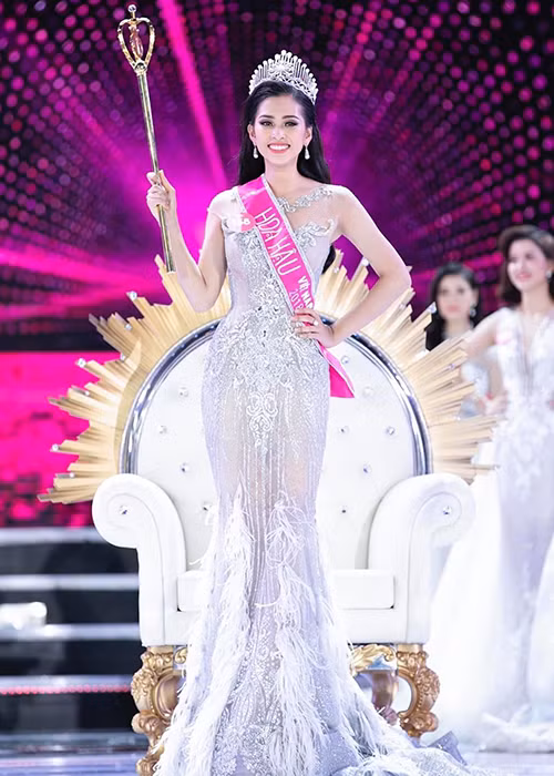 Năm 2018, Tiểu Vy được xướng tên ở ngôi vị cao nhất tại cuộc thi Hoa hậu Việt Nam khi mới 18 tuổi.