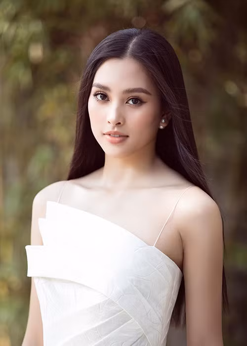 Trần Tiểu Vy khoe nhan sắc thăng hạng sau khi đăng quang.