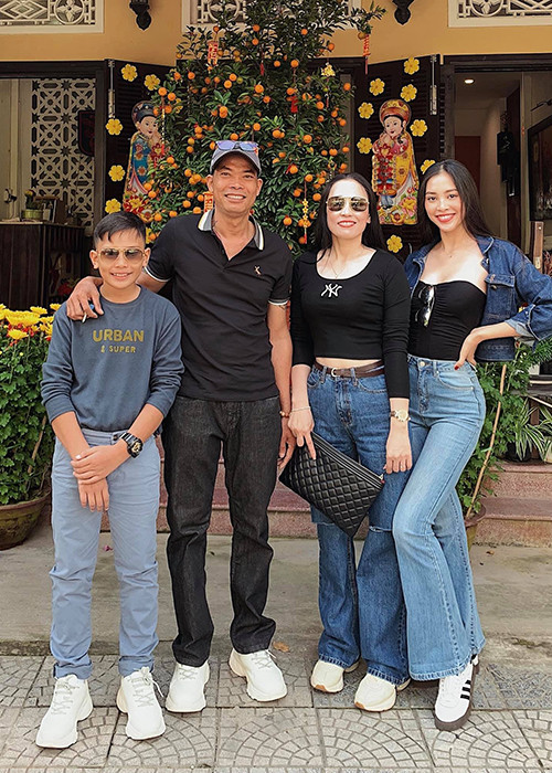 Nàng hoa hậu thi thoảng chia sẻ hình ảnh gia đình hạnh phúc.