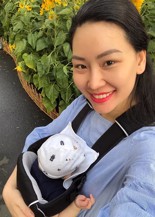 Phạm Thùy Linh từng hủy hôn Trương Nam Thành. Đến tháng 11/2018, cô khoe ảnh mang bầu con đầu lòng nhưng không tiết lộ nửa kia của mình. Hiện tại, Thùy Linh vẫn hoạt động nghệ thuật.