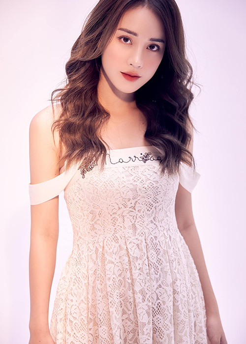 Người đẹp đến từ Hải Phòng sở hữu gương mặt xinh đẹp, vóc dáng cân đối với chiều cao 1m75.