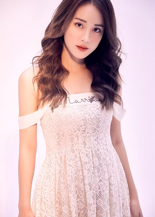 Người đẹp đến từ Hải Phòng sở hữu gương mặt xinh đẹp, vóc dáng cân đối với chiều cao 1m75.