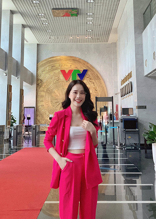 Mai Phương khoe vẻ đẹp tươi tắn khi đi làm MC.