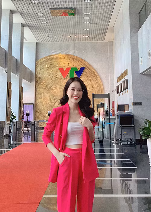 Mai Phương khoe vẻ đẹp tươi tắn khi đi làm MC.