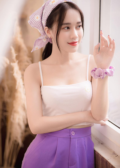 Chân dài sinh năm 1997 đoạt giải á khôi 1 của hai cuộc thi Nữ sinh Việt Nam duyên dáng 2016 và Hoa khôi Sinh viên Việt Nam 2016.