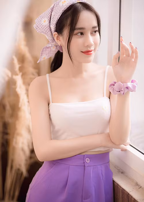 Chân dài sinh năm 1997 đoạt giải á khôi 1 của hai cuộc thi Nữ sinh Việt Nam duyên dáng 2016 và Hoa khôi Sinh viên Việt Nam 2016.