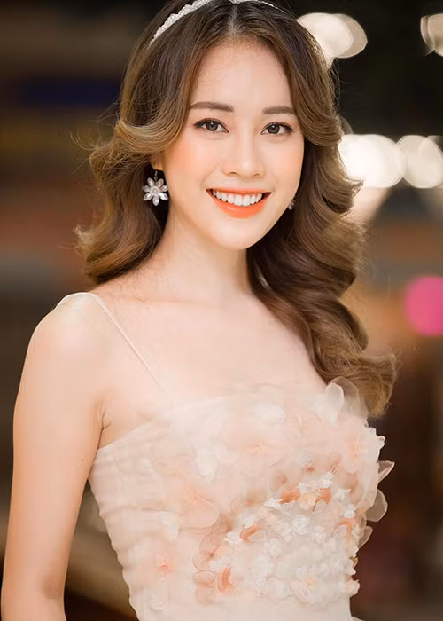 Sau khi trở thành á khôi, 9X đến từ Hải Phòng ngày càng xinh đẹp.