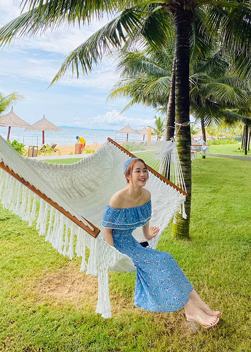 Nàng á khôi trẻ trung, gợi cảm ở đời thường.