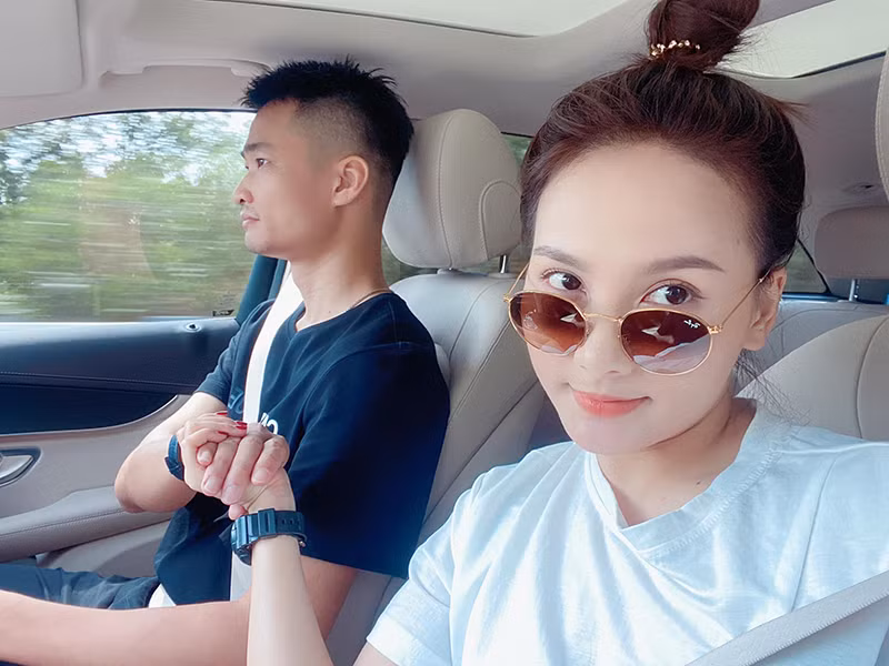 Cách đây 2 tháng, cô úp mở chuyện bầu bí lần 2 khi chia sẻ: "Sắp tới là sẽ ở nhà “ăn bám” chồng, thôi thì 2 mẹ con sẽ tình nguyện là “cây văn nghệ” mua vui cho bố, thi thoảng nấu bữa ăn ngon “nịnh” bố, cùng nhau tạo ra những pha “khó đỡ”, rồi cùng nhau đón chào em của Bin Bảo”.