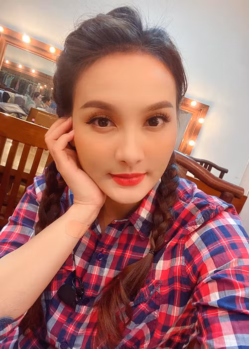 Bảo Thanh sẽ tạm rời sân khấu. "Thật sự hạnh phúc cho sự quay lại chớp nhoáng ngày hôm nay. Buổi diễn tạm biệt sân khấu một thời gian dài của Thanh. Thánh đường. Hẹn gặp lại", nữ diễn viên chia sẻ.