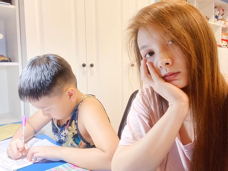 Bảo Thanh khoe kèm con trai học hành.