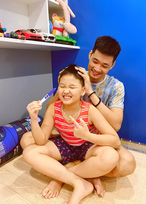 Bảo Thanh đăng ảnh chồng con cầm que thử thai. Kèm theo đó, cô viết: "Bin anh và Bin em sung sướng vì sắp có bản sao thứ 3 xuất hiện. Cảm ơn cuộc đời".