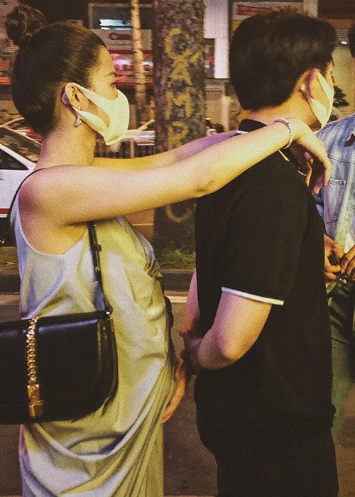 Cặp đôi đang rất nôn nao, mong chờ con gái đầu lòng chào đời.