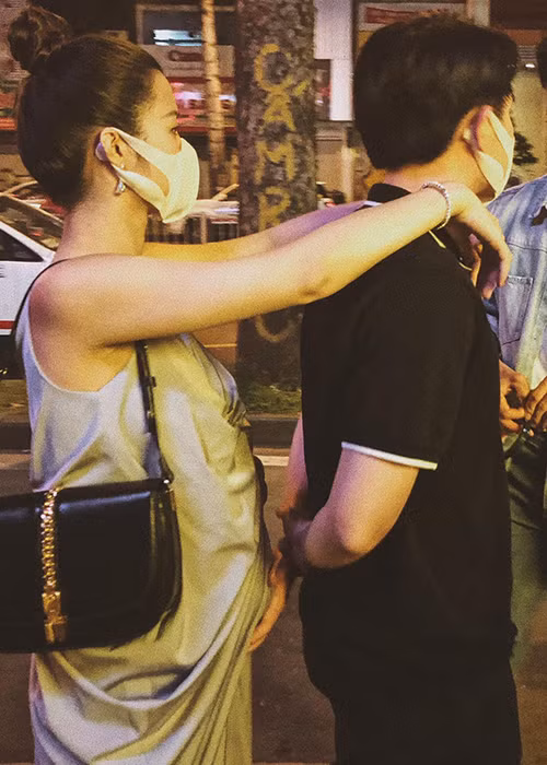 Cặp đôi đang rất nôn nao, mong chờ con gái đầu lòng chào đời.