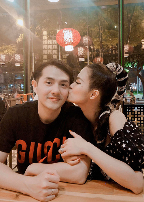 Tháng 11/2019, sau 10 năm hẹn hò, Đông Nhi - Ông Cao Thắng làm đám cưới. Hôn lễ được tổ chức hoành tráng ở Phú Quốc, có sự tham gia của nhiều sao Việt.