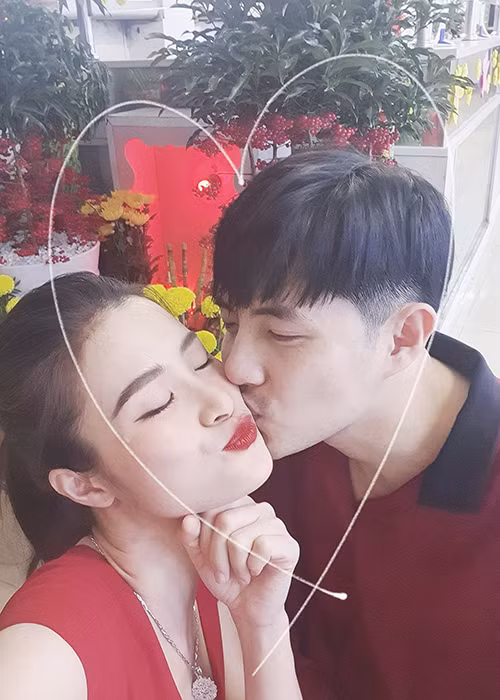 Cặp đôi tiếp tục dành cho nhau những cử chỉ, hành động tình tứ.