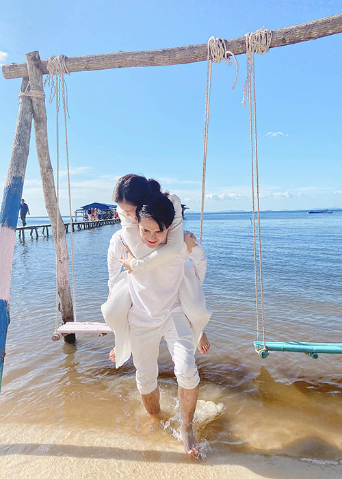 Sau đám cưới, Đông Nhi và Ông Cao Thắng tiếp tục tận hưởng cuộc sống bình yên, hạnh phúc bên nhau.