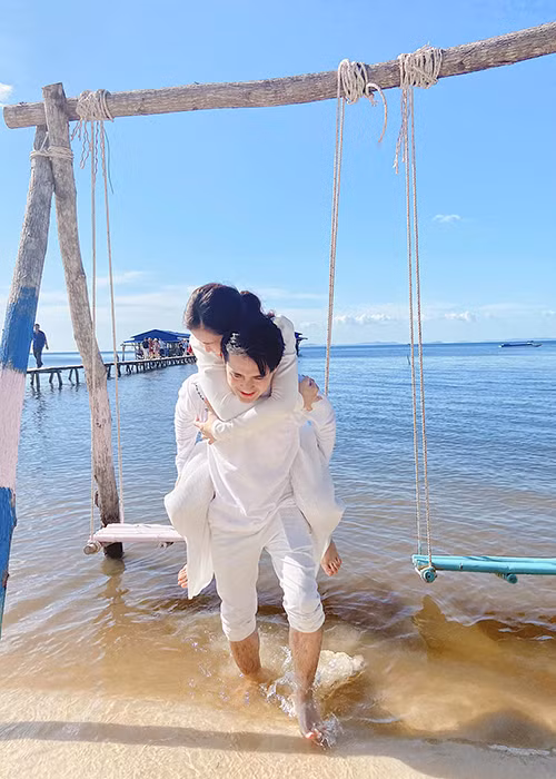 Sau đám cưới, Đông Nhi và Ông Cao Thắng tiếp tục tận hưởng cuộc sống bình yên, hạnh phúc bên nhau.