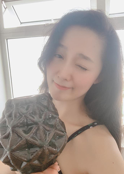 Gần đây, nữ MC khoe những món quà của chồng. "Thấy vợ mua hoa nhiều mà thiếu lọ để cắm hoa, anh chồng bèn bật máy in gốm 3D lên cho vợ chọn kiểu rồi in luôn cho chục chiếc, độc bản, các nghệ nhân bát tràng hơi khó bắt chước", Thu Hà chia sẻ.