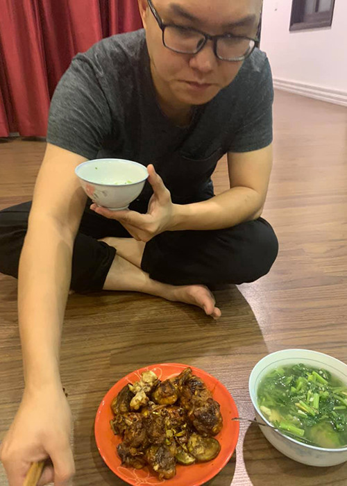 Thu Hà còn chia sẻ câu chuyện đi chợ nấu nướng nhưng bị chồng mắng yêu vì bị mua đắt.