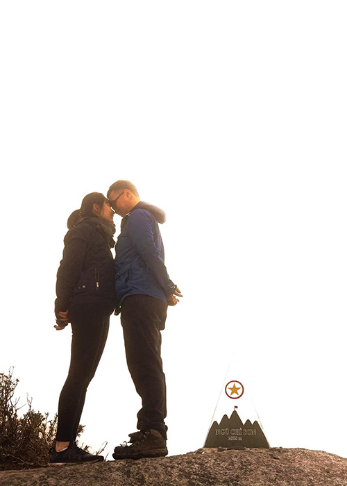 Nữ MC cho biết, chuyến đi khá khó khăn khiến cô suýt khóc và kéo tụt cả đoàn trong rừng khi trời sập tối. Điều khiến Thu Hà cảm thấy xúc động là sự khích lệ của ông xã. Cô viết: "Thương nhất bạn cùng phòng, giày há mõm, đi chân không leo núi, thồ hết đồ cho bạn Hà, nhưng về vẫn kể rất hồn nhiên: "Lúc trời tối anh sợ lắm, lần đầu tiên anh phải khấn đến thần rừng, xin thần.... cho em về đến nơi an toàn".