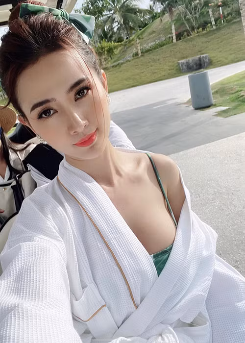 Cô khoe vóc dáng quyến rũ qua trang phục bikini.