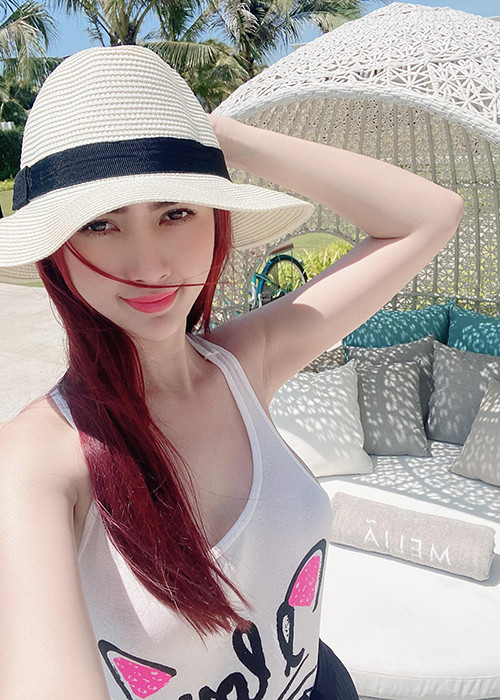 Năm 2019, Hoa hậu Phan Thị Mơ được bạn trai đại gia tặng nhà, nhẫn 5 tỷ. Cô chia sẻ, bản thân sợ hiểu lầm là dựa đại gia. Chân dài 9X khẳng định là người chủ động kinh tế khi hơn 50% những món đồ cô sở hữu là do công sức của bản thân.